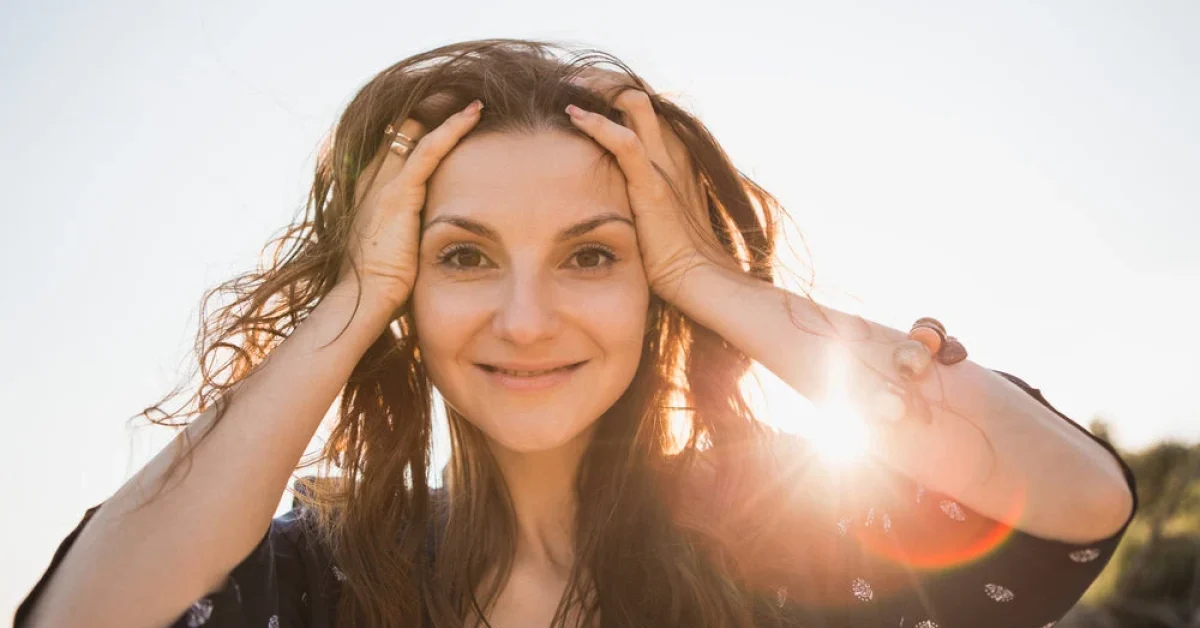Happiness_woman_30-40_years_portrait_backlight_463a644c-af95-4957-9bb3-2027ef676ba0